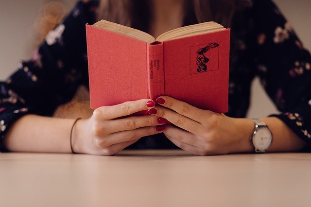 読書する女性